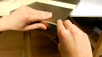 Artesive - Cómo aplicar fácilmente el vinilo adhesivo en una esquina 